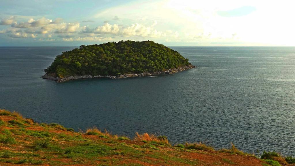 But Different Phuket Boutique Hotel Nai Harn Esterno foto
