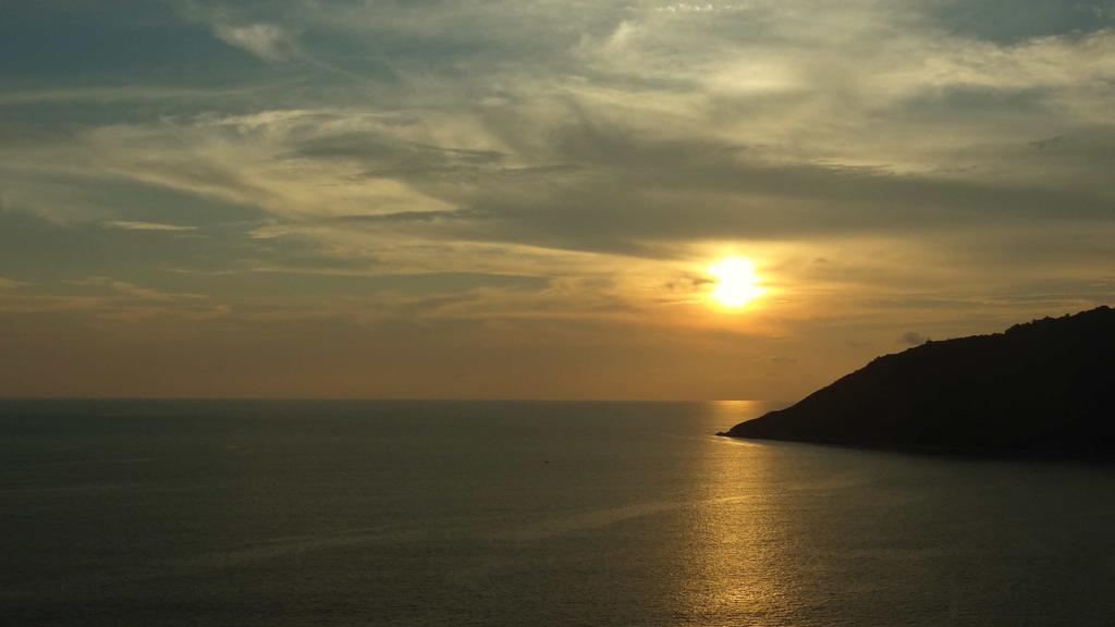 But Different Phuket Boutique Hotel Nai Harn Esterno foto