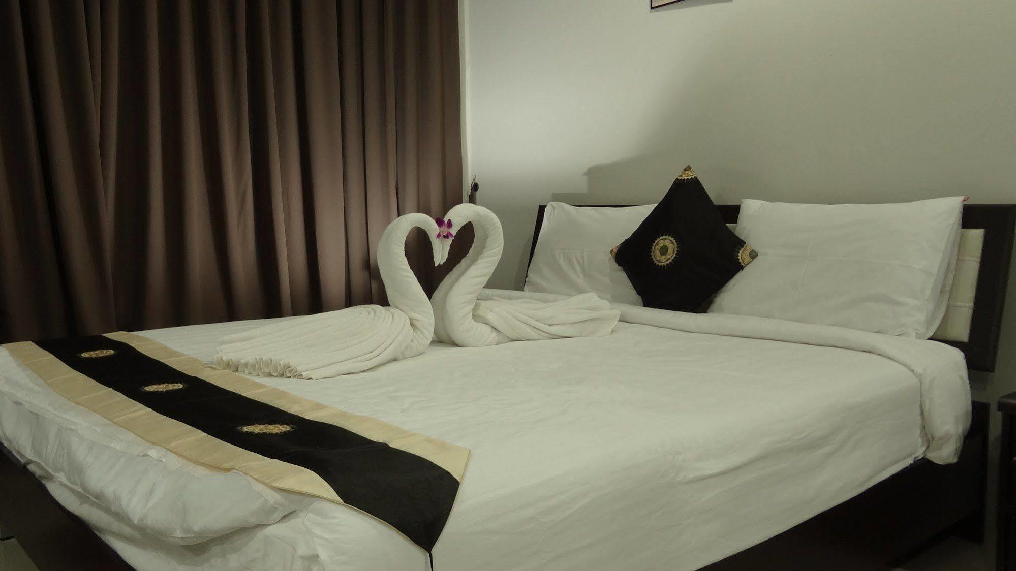 But Different Phuket Boutique Hotel Nai Harn Esterno foto