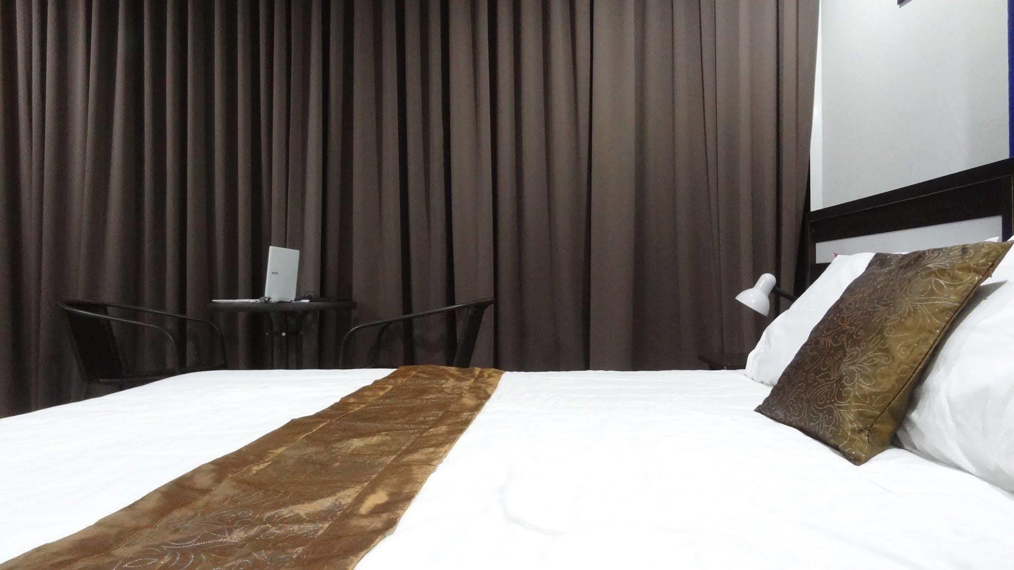 But Different Phuket Boutique Hotel Nai Harn Esterno foto